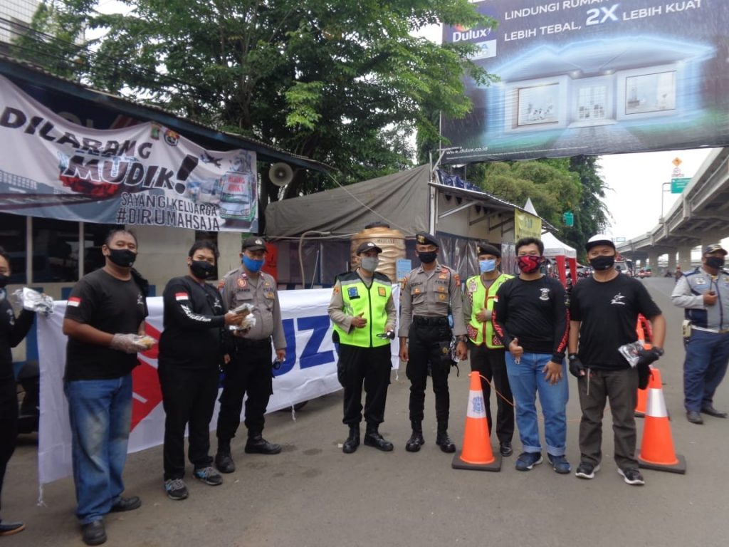 Karyawan Suzuki 2W Bagikan Masker Bersama Komunitas Bandit 