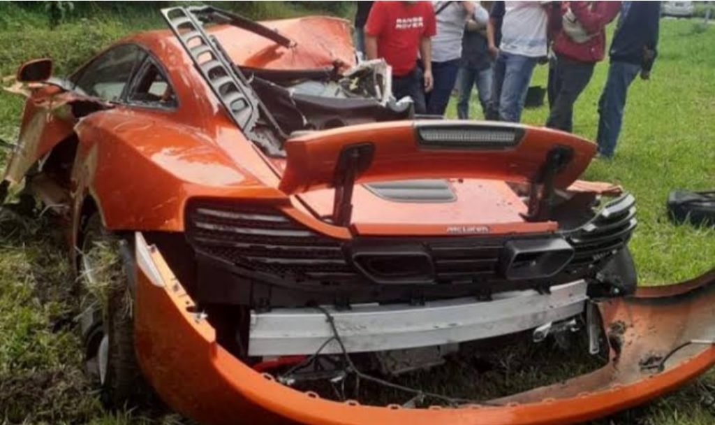 McLaren MP412C Hancur Berantakan, dua Penumpangnya Selamat Dari Kejadian  