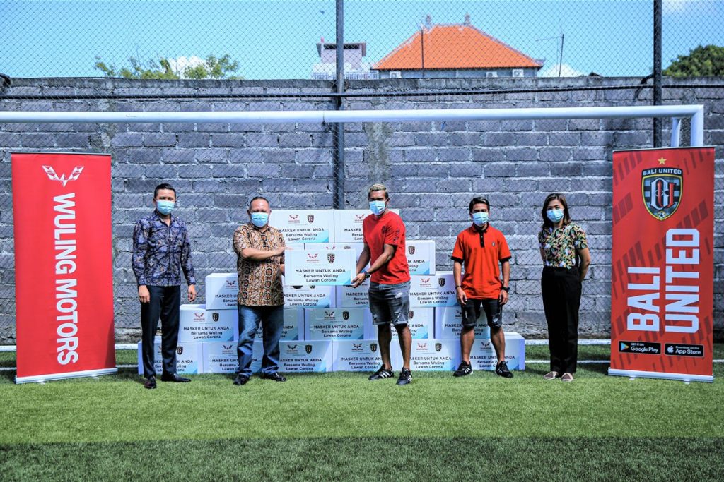 Wuling dan Bali United Donasikan 36.000 Masker Non Medis 