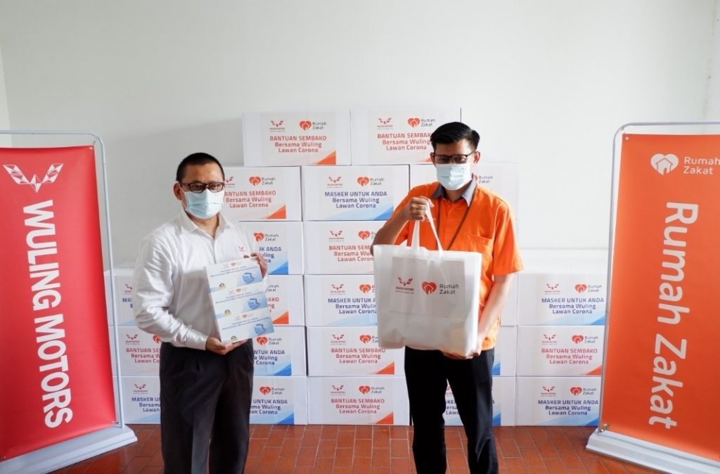 Wuling Donasikan Bantuan Pokok Dan Masker Untuk Rumah Zakat  