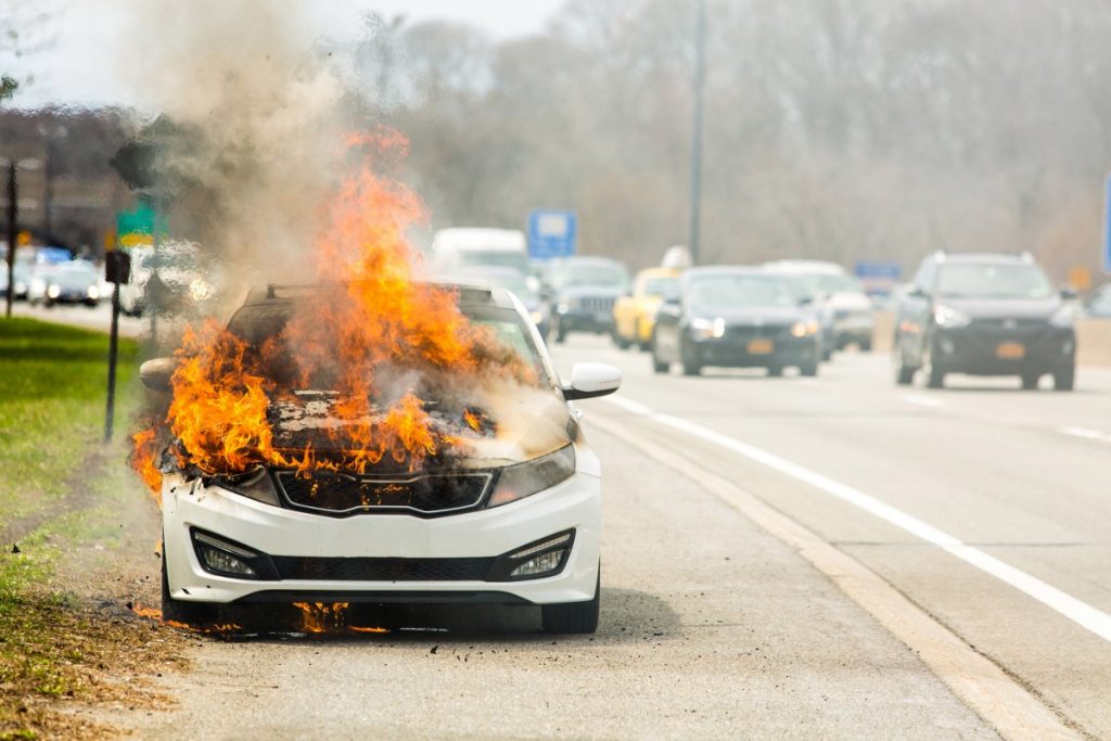 4 Cara Mencegah Mobil Terbakar Saat di Jalan 