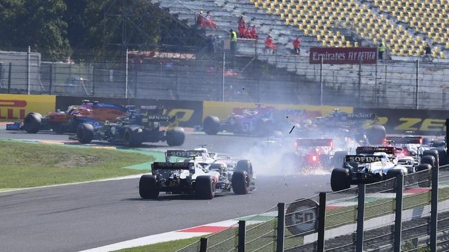 Diwarnai Banyak Drama, Lewis Hamilton Juara F1 Tuscan  