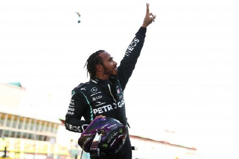 Diwarnai Banyak Drama, Lewis Hamilton Juara F1 Tuscan 
