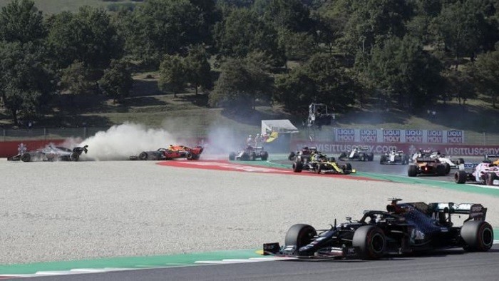 Diwarnai Banyak Drama, Lewis Hamilton Juara F1 Tuscan 