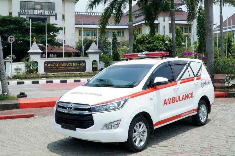 Toyota Serahkan Kijang Innova Ambulans ke Pemkot Bekasi 