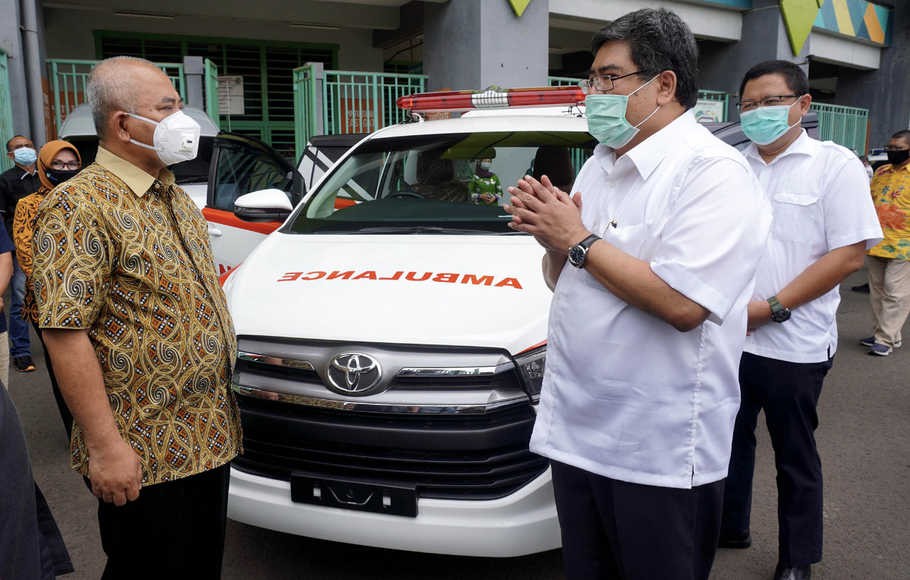 Toyota Serahkan Kijang Innova Ambulans ke Pemkot Bekasi  