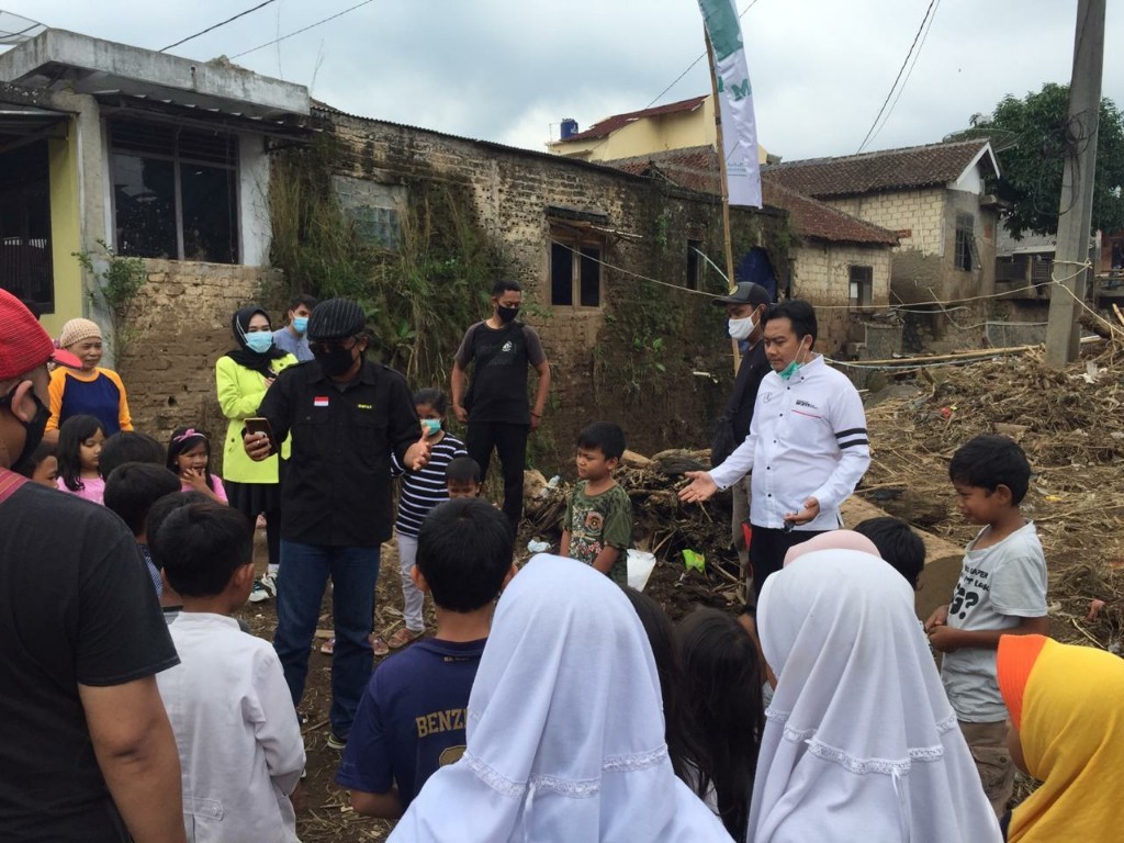 MB W211 CI Salurkan Bantuan ke Korban Banjir Bandang Sukabumi 