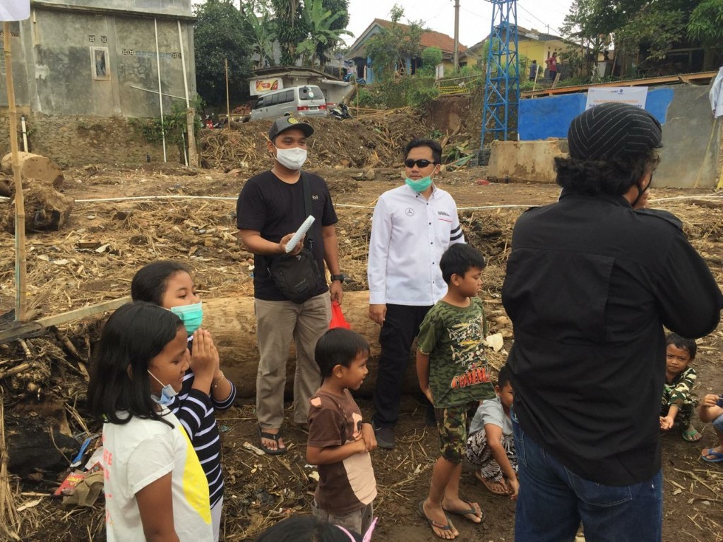 MB W211 CI Salurkan Bantuan ke Korban Banjir Bandang Sukabumi  