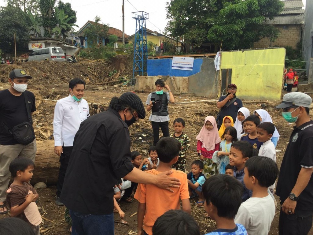 MB W211 CI Salurkan Bantuan ke Korban Banjir Bandang Sukabumi 