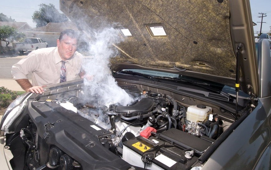 Paksakan Jalan Saat Mesin Mobil Overheat, Ini Akibatnya 