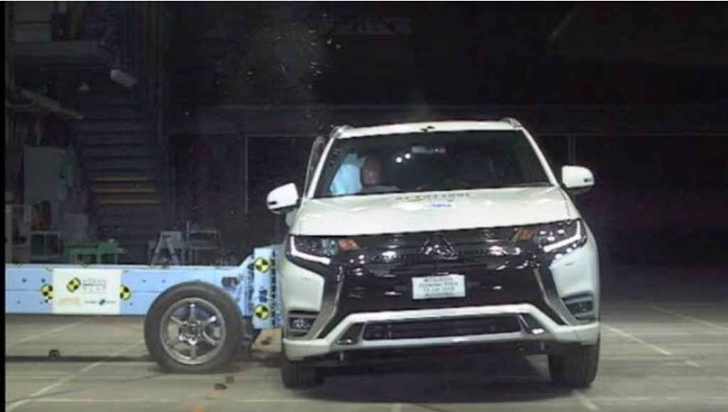 Mitsubishi Outlander Non-Hybrid, Raih 5 Bintang Untuk Uji Tabrak 