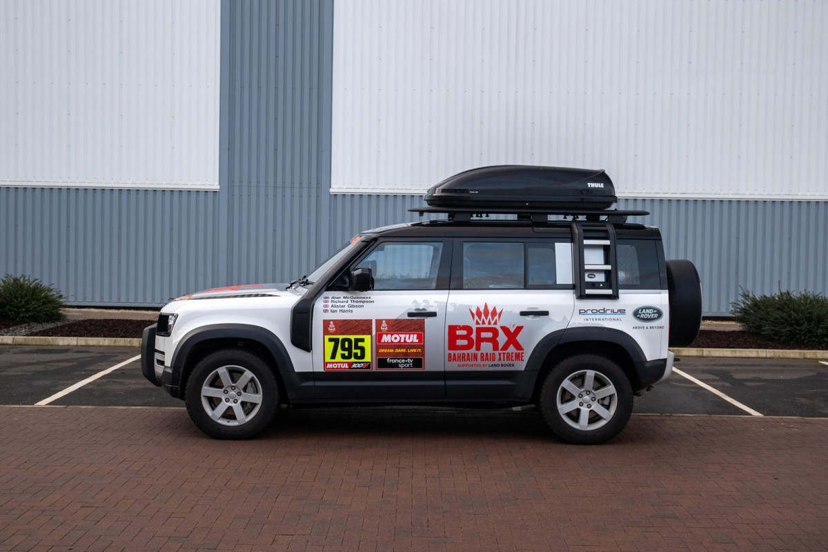 Ini Dia, Land Rover Defender Versi Support Car Untuk Dakar Rally 2021  