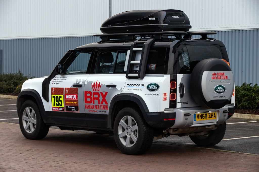 Ini Dia, Land Rover Defender Versi Support Car Untuk Dakar Rally 2021 