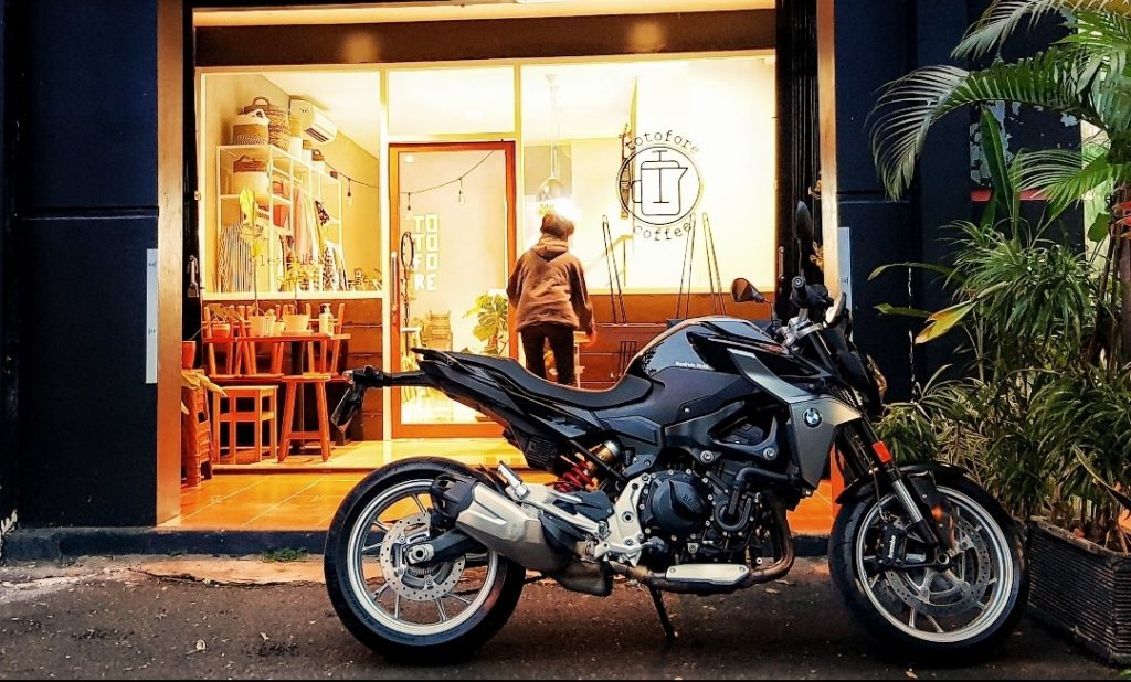 F 900 R, Naked Bike BMW yang Asik Diajak Menyusup Kepadatan Kota  