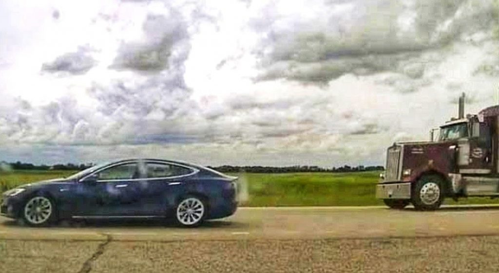 Diduga Tidur, Seorang Pria Kanada Ditangkap Karena Fitur Tesla Autopilot 