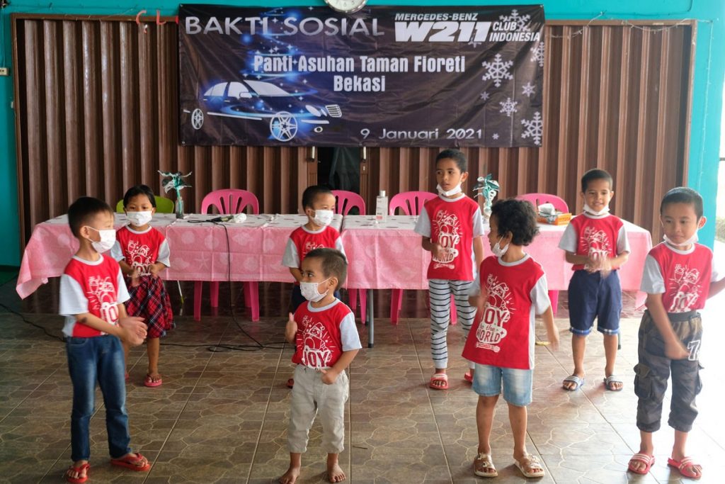 MB W211 CI Berbagi Kebahagiaan Natal Bersama Anak Yatim  