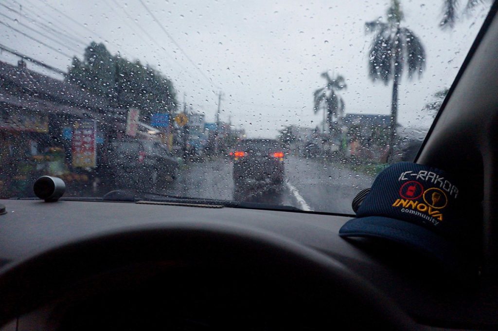 Inilah yang Harus Dihindari Saat Berkendara Ditengah Hujan 
