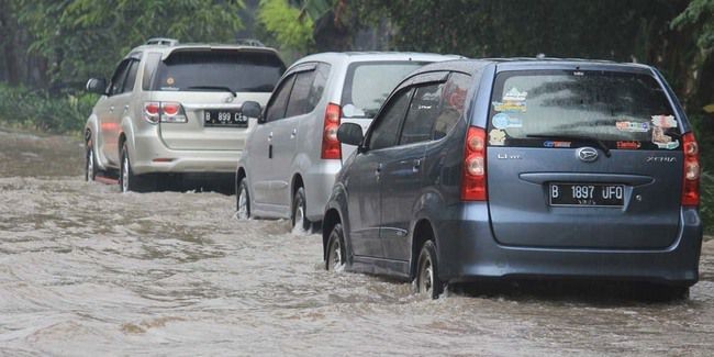 Ini 5 Tips Berkendara Matic Di Tengah Banjir Ala Daihatsu 