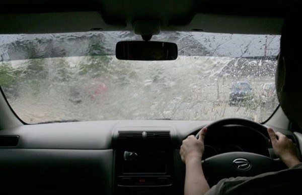 Ini 5 Tips Berkendara Matic Di Tengah Banjir Ala Daihatsu  