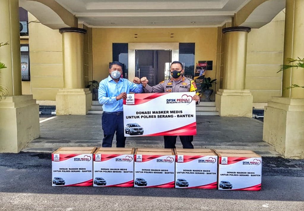 DFSK Berikan 10.000 Paket Masker Untuk Polsek Serang 