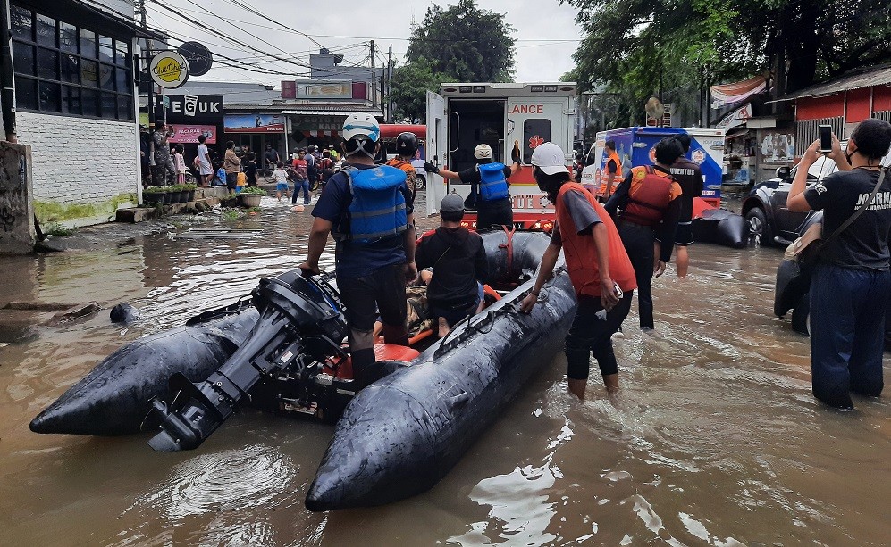 Kesigapan Unit Reaksi Cepat Suzuki Bantu Korban Banjir di Bekasi 