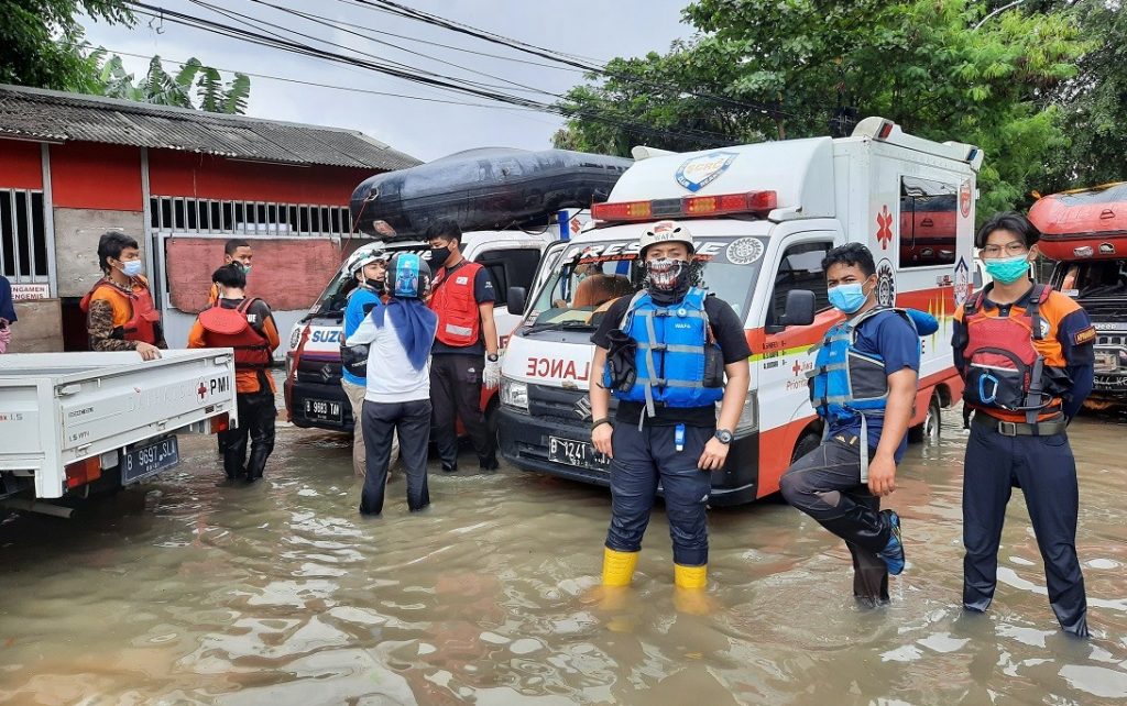 Kesigapan Unit Reaksi Cepat Suzuki Bantu Korban Banjir di Bekasi  