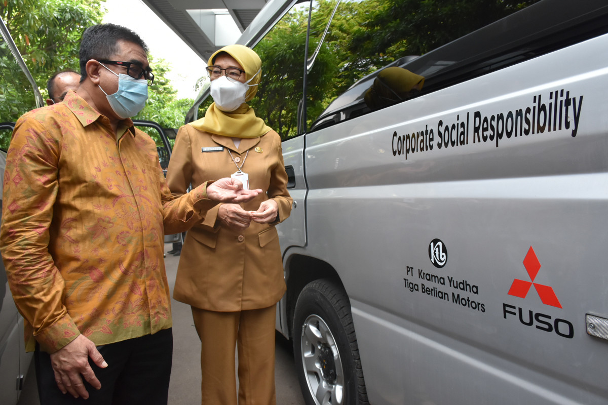 Mitsubishi Fuso Donasikan Espasio ke Dinas Kesehatan DKI Jakarta  
