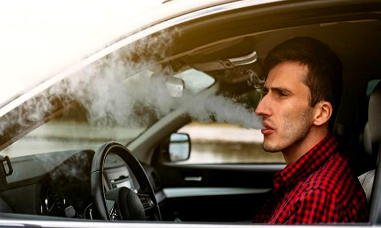 Mengapa Dilarang Merokok di Dalam Mobil? Ini Penjelasannya 