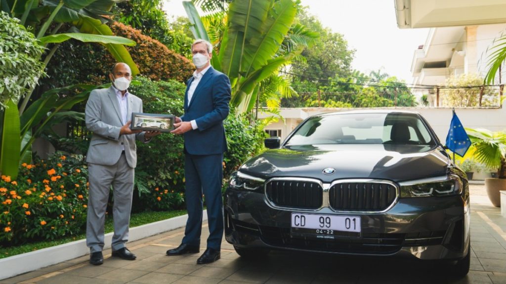 BMW Group Indonesia Serahkan BMW 530e iPerformance Untuk Delegasi Uni Eropa 