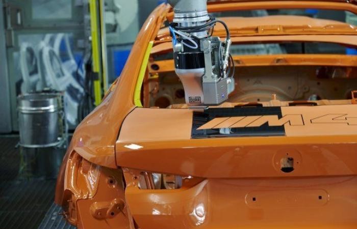 Layaknya Printer, BMW Andalkan Teknologi Robot Untuk Pengecatan Bodi 