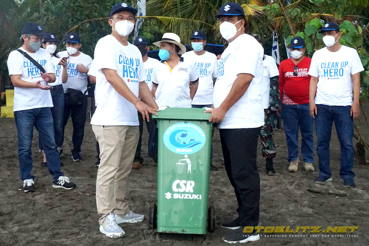 Suzuki Bersih-Bersih Pantai Pangandaran Bersama Tokoh Nasional 