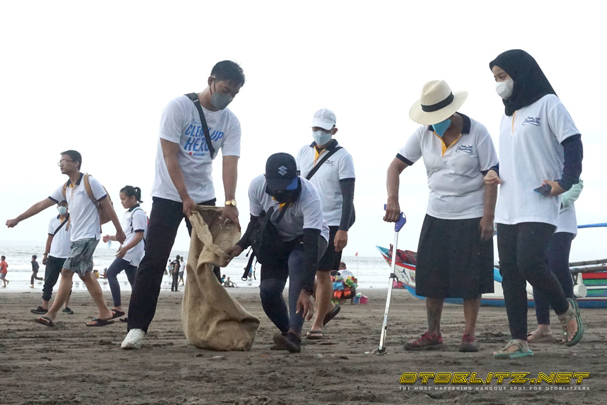 Suzuki Bersih-Bersih Pantai Pangandaran Bersama Tokoh Nasional 