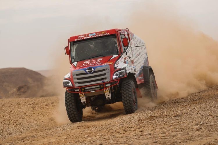 Gunakan Truk Hybrid, Tim Hino Sugawara Finish di Dakar Rally 2022  
