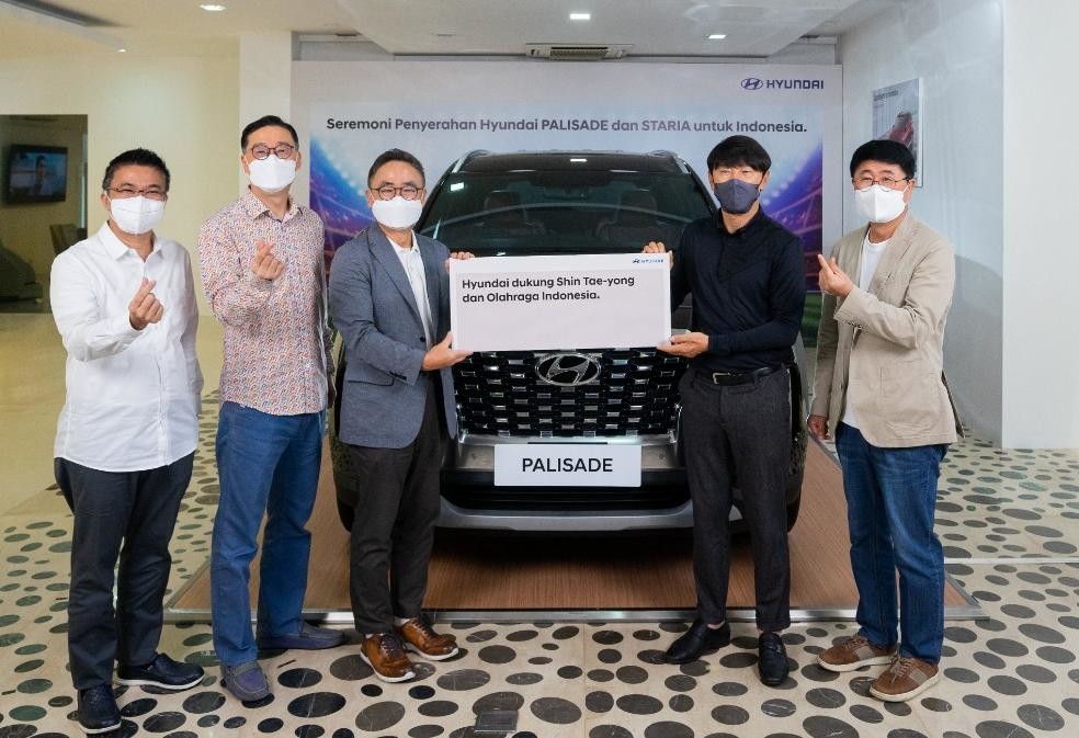 Hyundai Serahkan Dua Mobil Untuk Pelatih Timnas, Shin Tae-Yong  