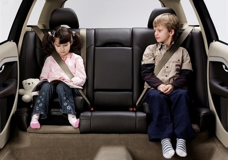Resiko Meninggalkan Anak Sendirian di Dalam Mobil  