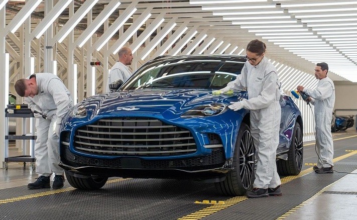 Aston Martin DBX707 Produksi Pertama Siap Dikirim ke Konsumen 