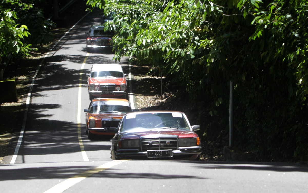 Mercedes-Benz Classic Club Indonesia Capai Kilometer Nol Sabang  