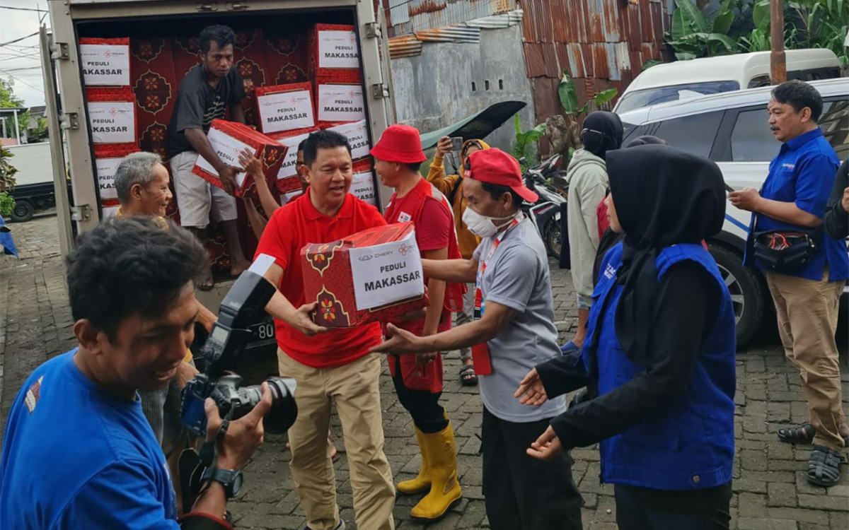 Chery Ulurkan Bantuan untuk Korban Banjir Bandang di Makassar  