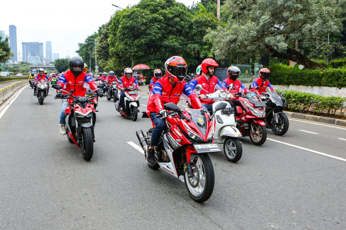 Federal Oil Ajak Pembalap Gresini Racing MotoGP Keliling Jakarta  