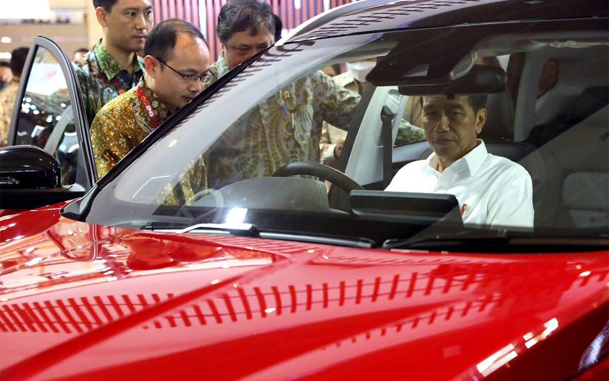 Presiden Jokowi di Booth Chery, Nikmati Suasana Kabin Tiggo 7 PRO  