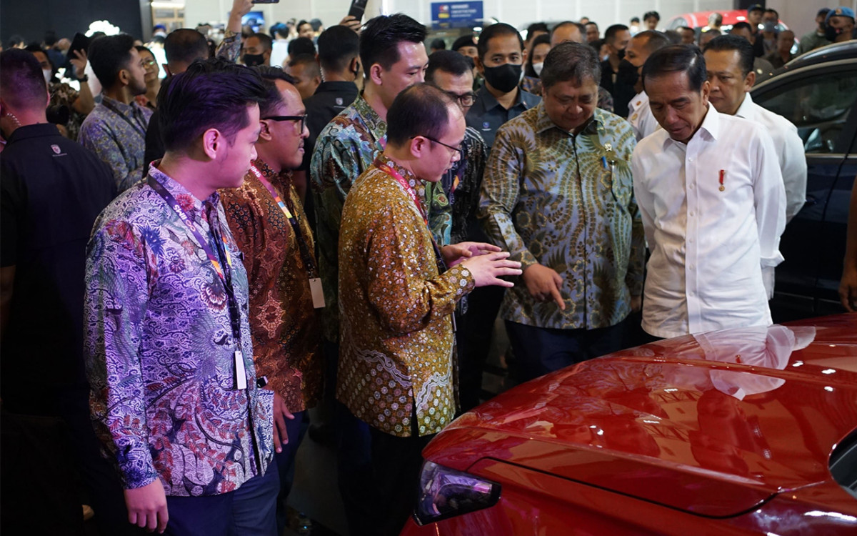 Presiden Jokowi di Booth Chery, Nikmati Suasana Kabin Tiggo 7 PRO  