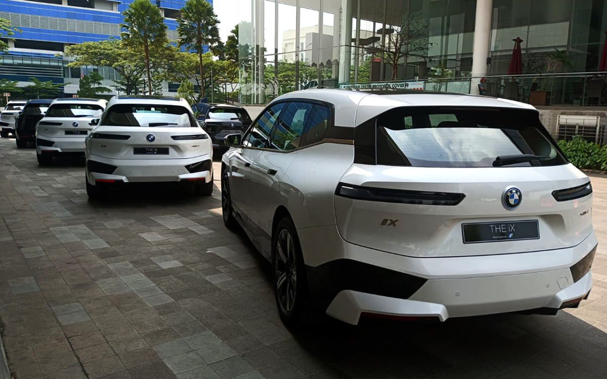 BMW Astra Gelar Serah Terima BMW iX Pertama Di Indonesia  