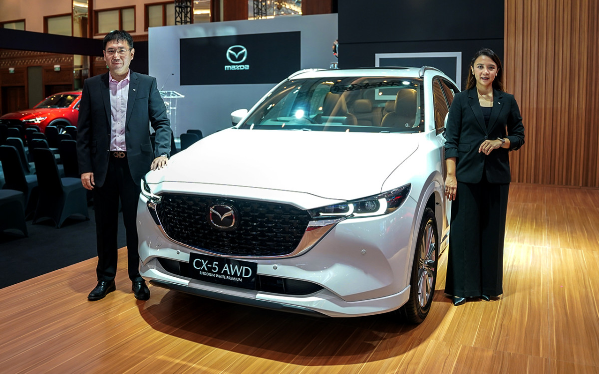 Kolaborasi Mazda dan Fashion Desaigner di GJAW 2023  