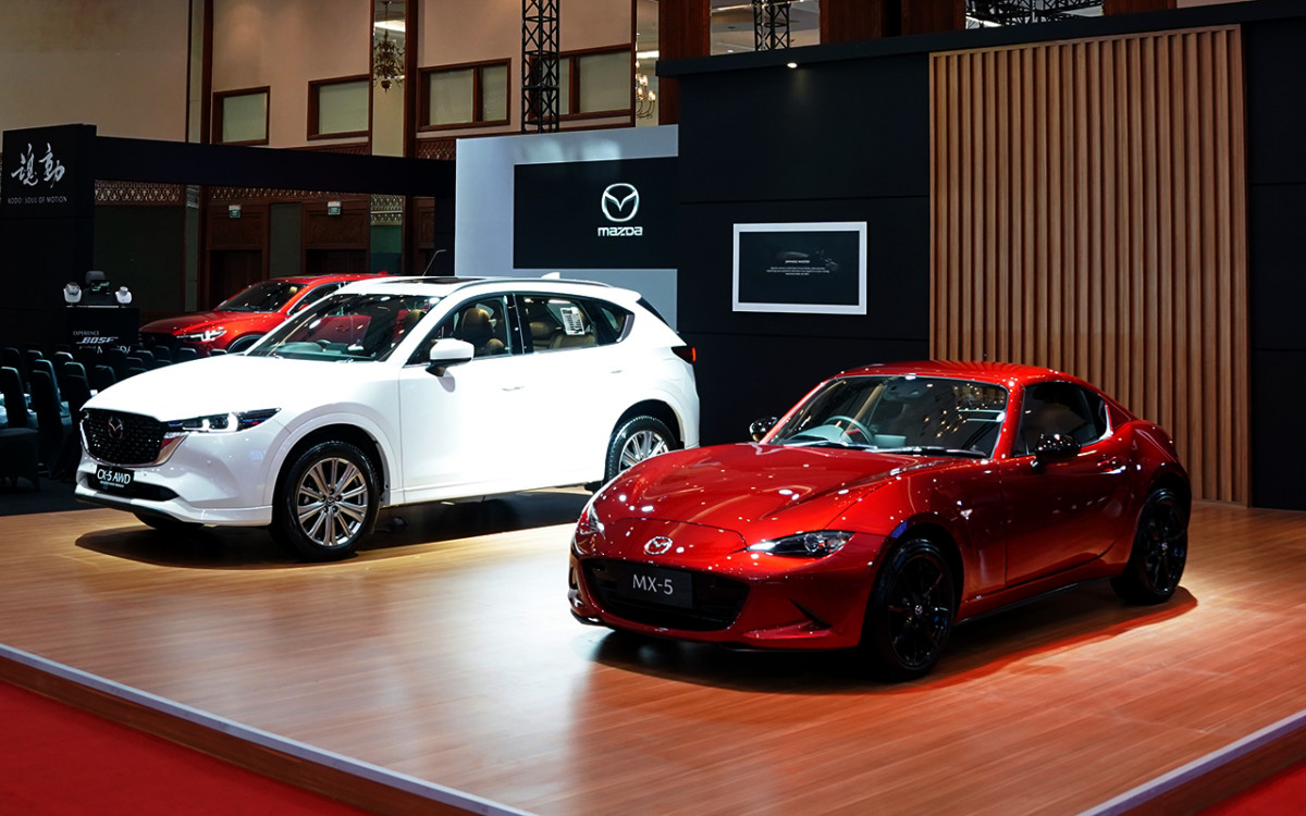 Kolaborasi Mazda dan Fashion Desaigner di GJAW 2023  