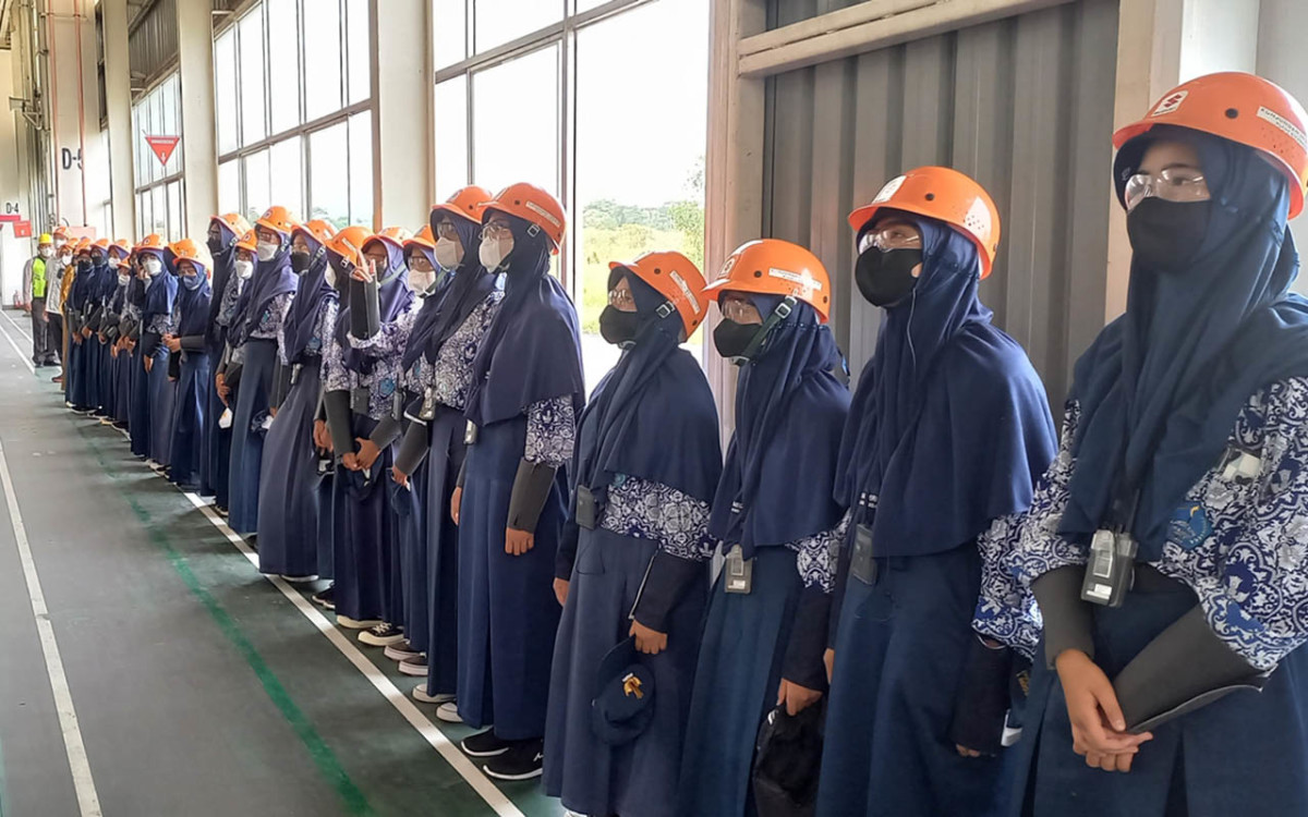 Suzuki Ajak Pelajar Kunjungi Pabrik Pembuatan Mobil  
