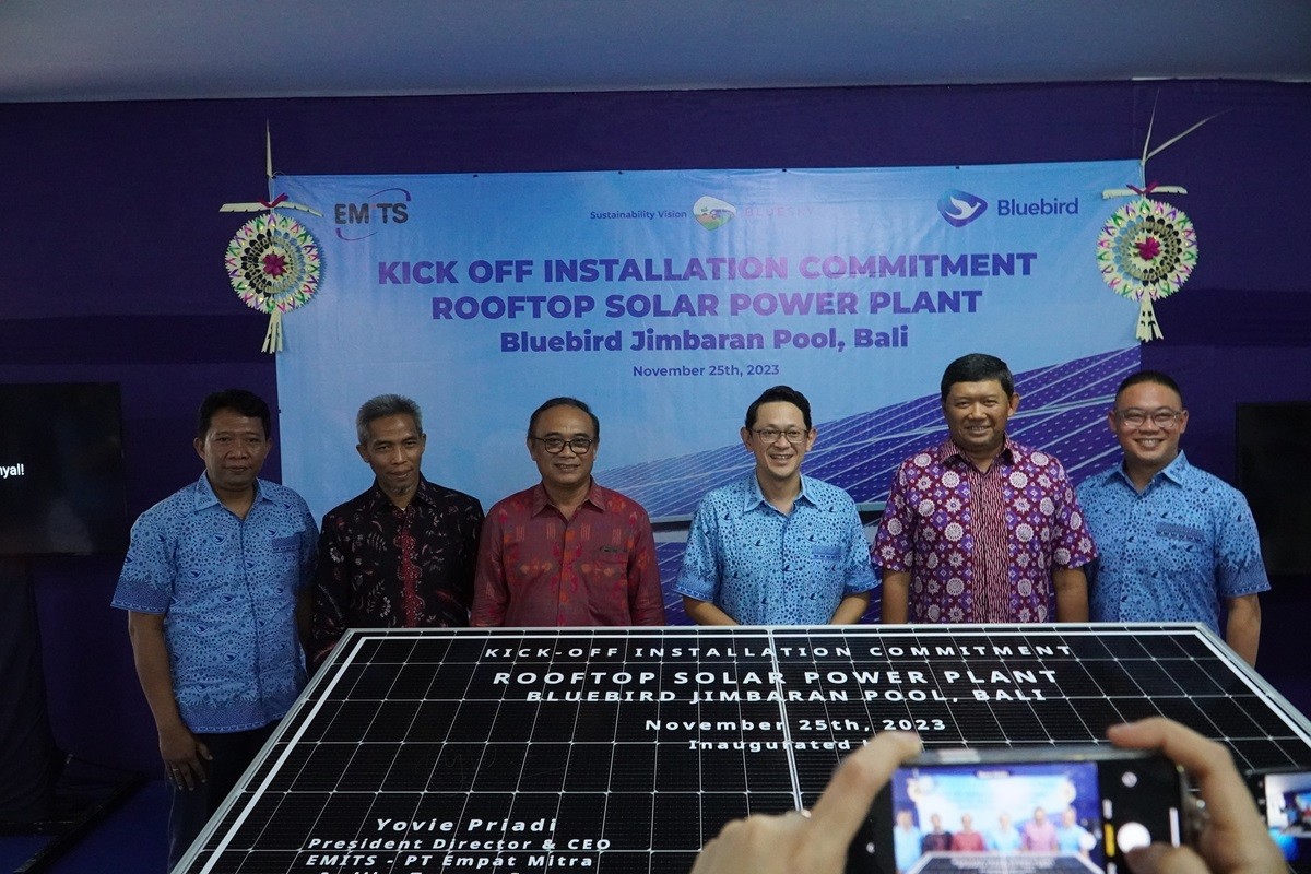 Dukung Mobilitas Berkelanjutan, Bluebird Bangun Instalasi Solar Panel di Bali  