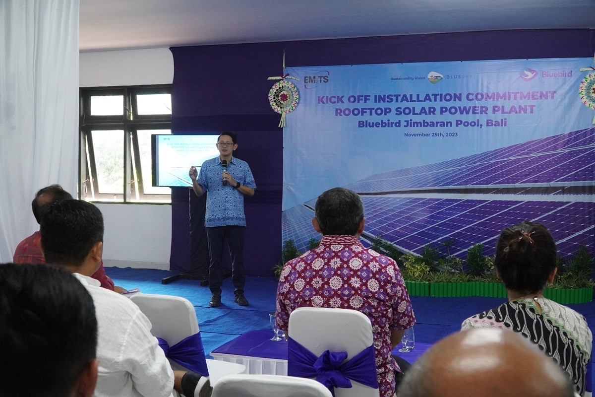 Dukung Mobilitas Berkelanjutan, Bluebird Bangun Instalasi Solar Panel di Bali  