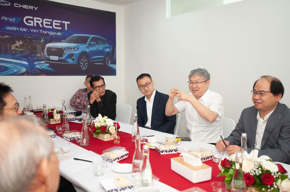 Chairman Chery Automobile Serahkan Langsung Unit Tiggo 8 Pro ke Konsumen  