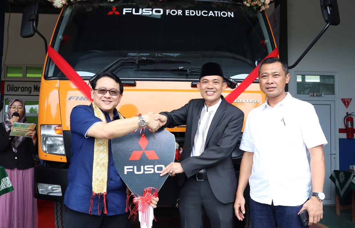 KTB Fuso Serahkan FUSO Fighter Euro 4 ke SMK di Lampung  