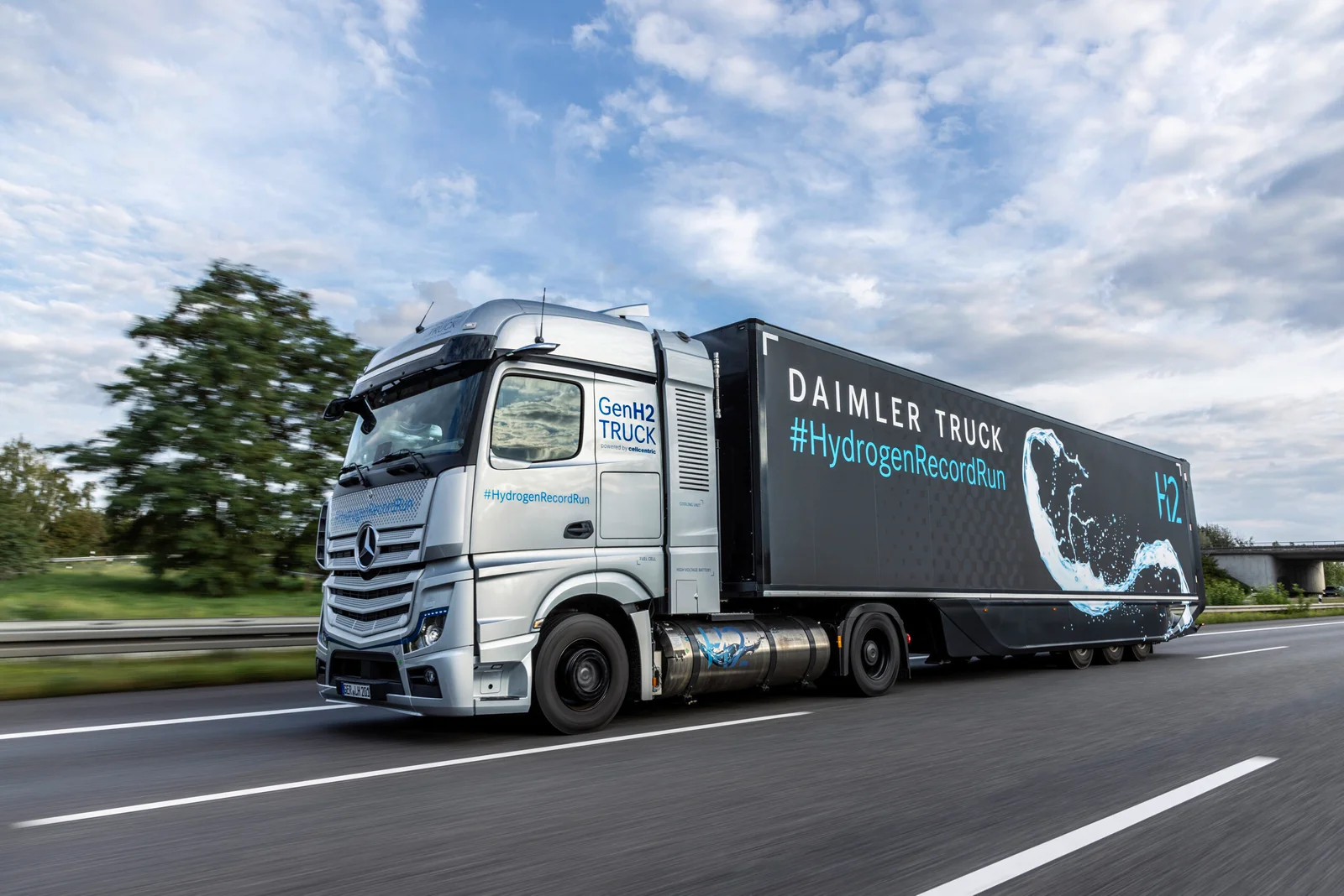 Daimler Truck dan Masdar Eksplorasi Hidrogen Hijau Cair  